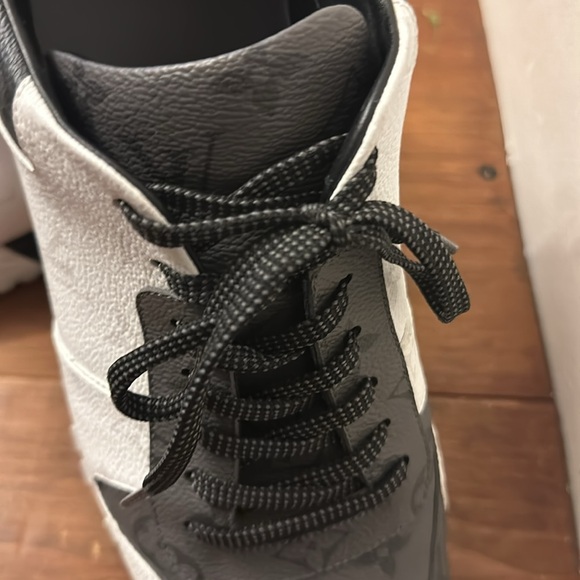 Louis Vuitton men’s sneakers - Picture 3 of 5